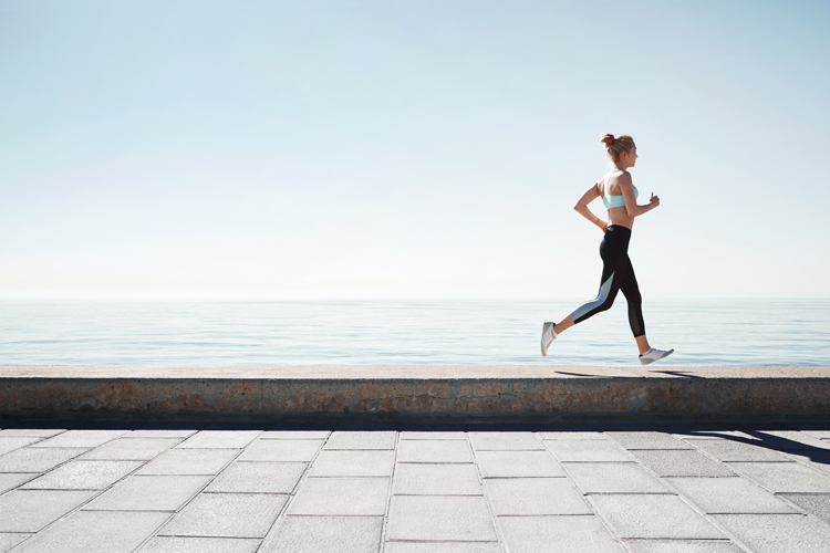 女子海边跑步有氧运动